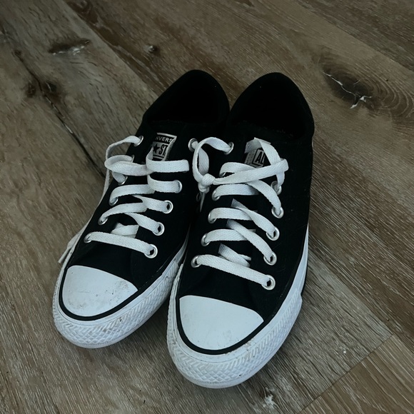 Womens Low top Converse size 7 - Picture 1 of 1